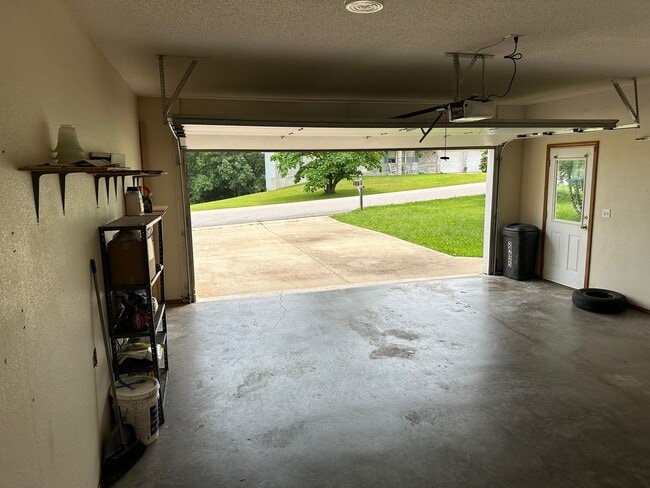 Building Photo - 4 Bed 2.5 Bath w/ Fenced Yard