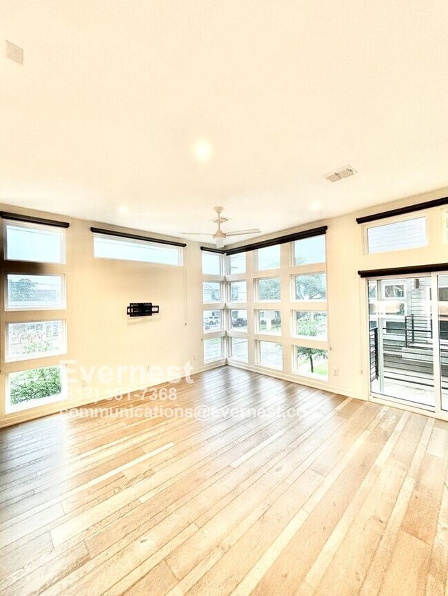 Building Photo - 2528 N Fitzhugh Ave