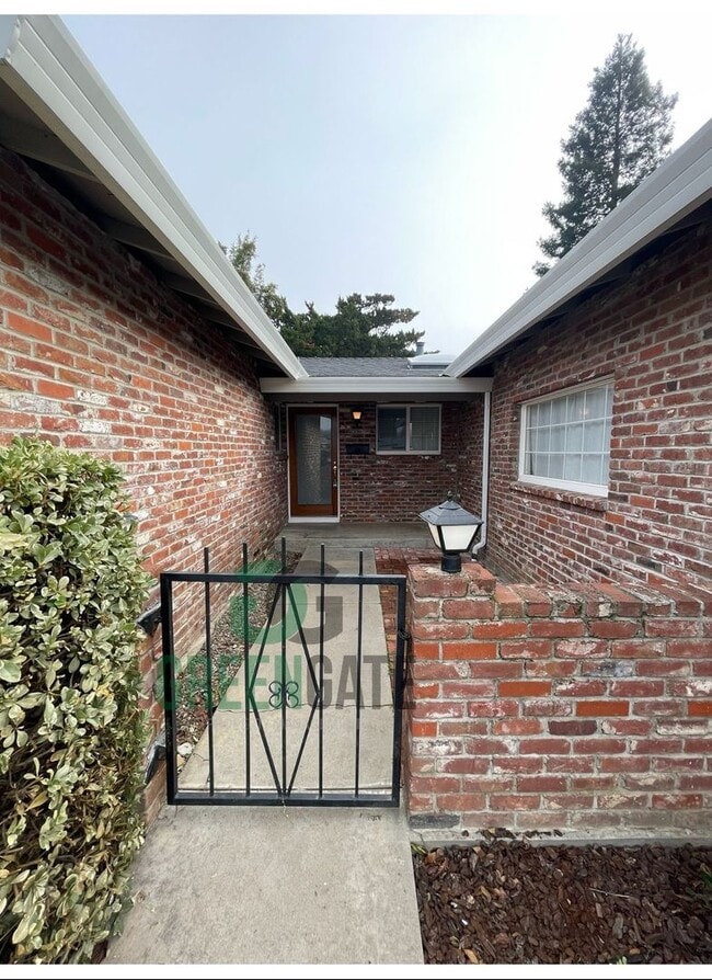 Building Photo - Spacious 4Bedroom 2Bath AVAILABLE NOW in Modesto!!