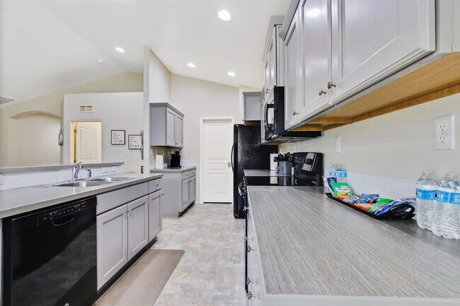 Building Photo - 2213 E Elm Grove Dr