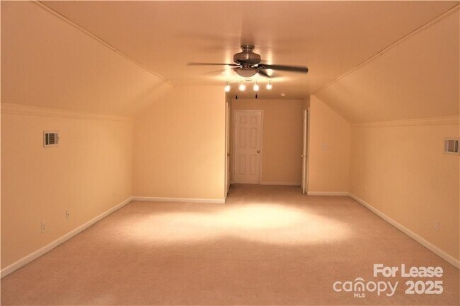 Building Photo - 913 Lillieshall Rd