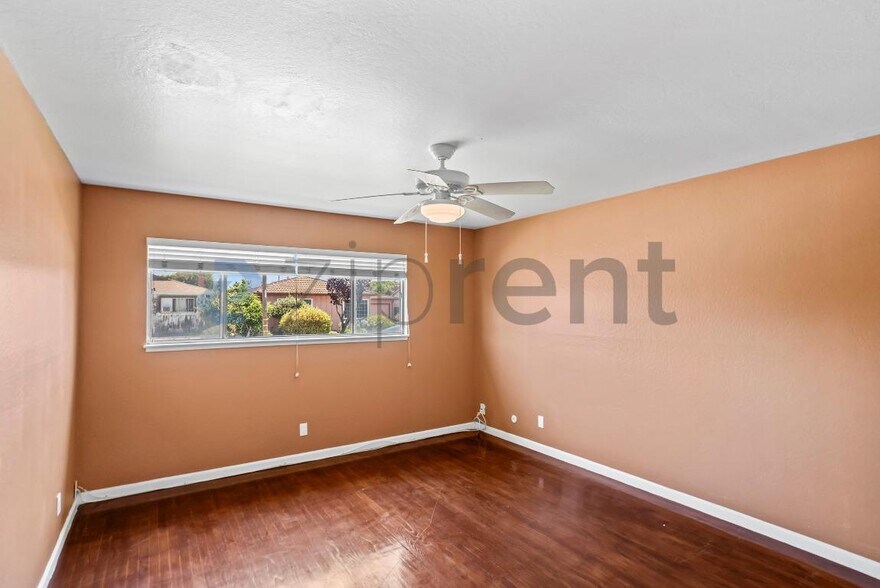 Building Photo - Unit