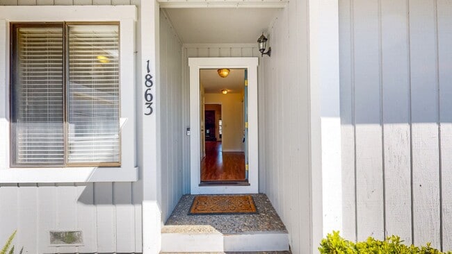 Building Photo - Well Maintain West Side Single Story 3 bedroom 2 bathroom home with 2 car garage