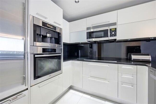 Building Photo - 17121 Collins Ave