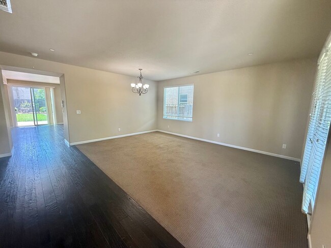 Building Photo - Charming 4 Bedroom Home in Springlake