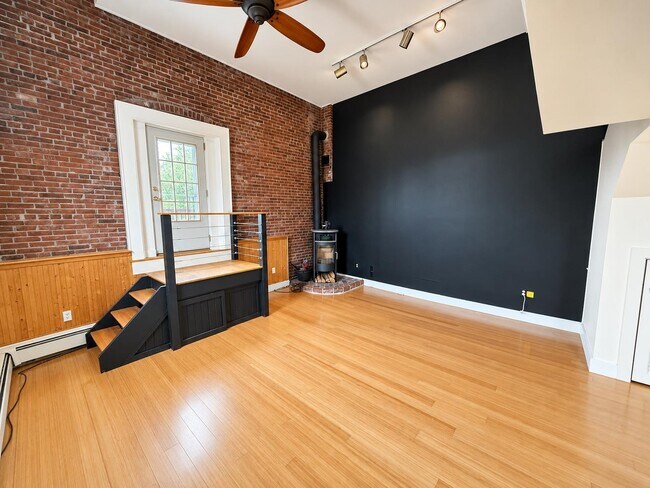 Building Photo - 348 Maplewood Ave