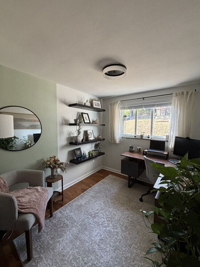 Building Photo - 3 Bed 1 Bath in Coraopolis, PA