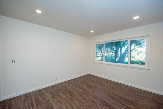 Building Photo - Anaheim Hills