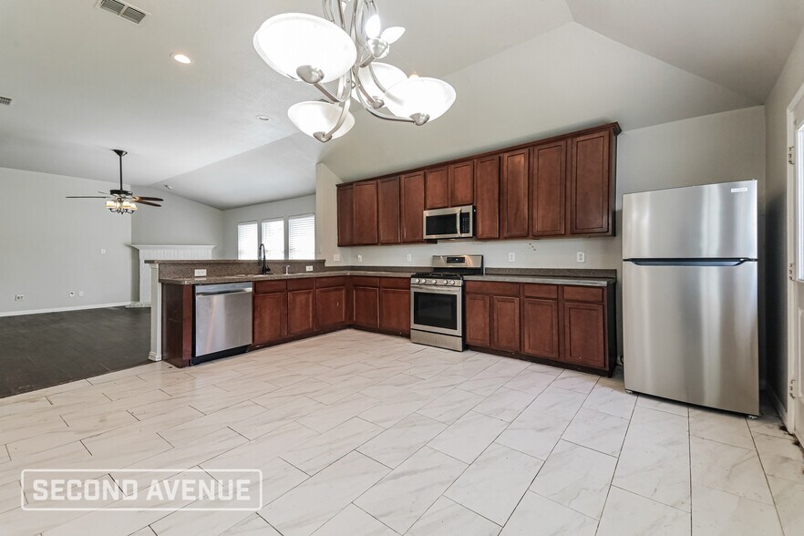 Building Photo - 2121 Juniper Dr