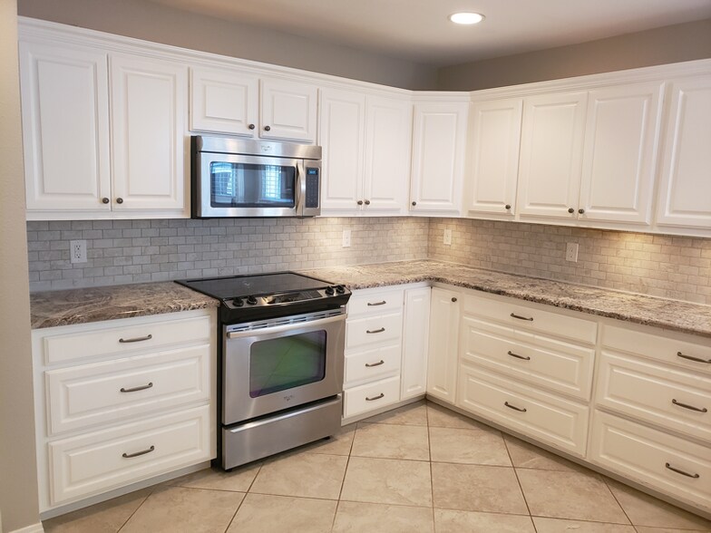 Building Photo - 2410 Clarinda Ave