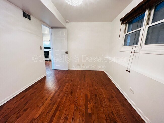 Building Photo - 1756 W Roscoe St