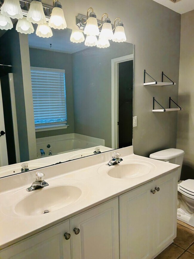 Building Photo - Charming 3-Bedroom Ranch in Greer’s Covete...