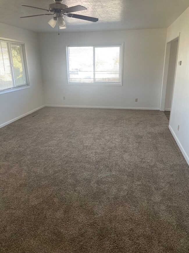 Building Photo - A 4 Bed, 2 Bath House, Available in Novemb...