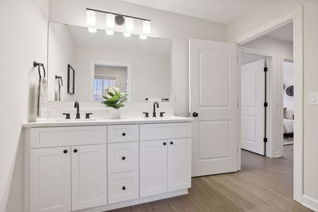 Building Photo - 3 Bedroom Townhome