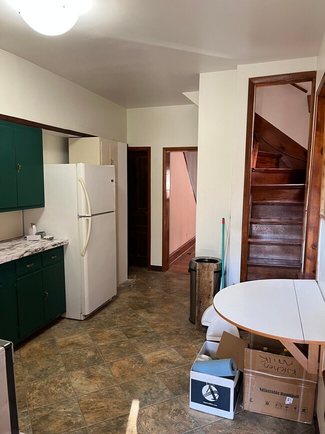 Building Photo - 816 W 9th St