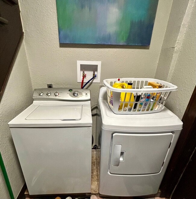 Building Photo - 906 North 6th Ave E