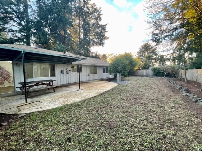 Building Photo - Classic 3 Bedroom 1.5 Bathroom Ranch House in Beaverton!! Great Yard! Cedar Hills~Cedar Mill Nort...