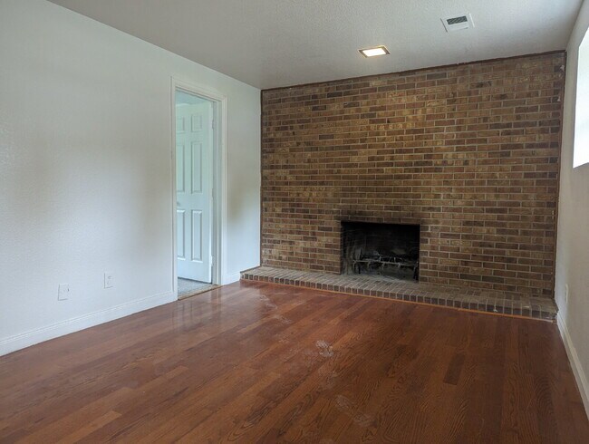 Building Photo - Newly updated 3/2 in North Longmont!