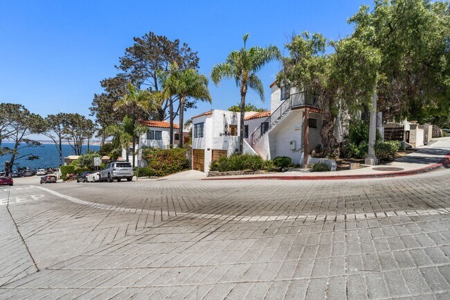 Building Photo - Charming 2 Bed 1 bath "fully furnished monthly rental" in La Jolla Village.