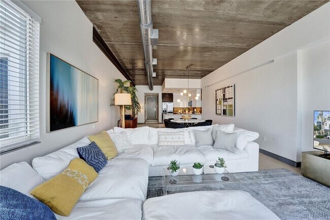 Building Photo - 110 SE 2nd St