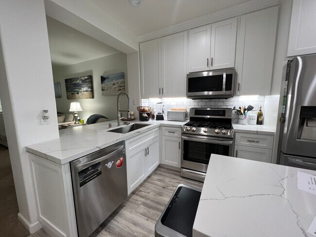 Building Photo - Gorgeous Townhome near Downtown Ventura & Beaches