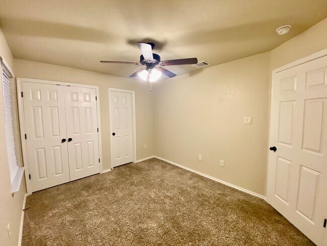 Building Photo - Two Story Townhome in New Braunfels