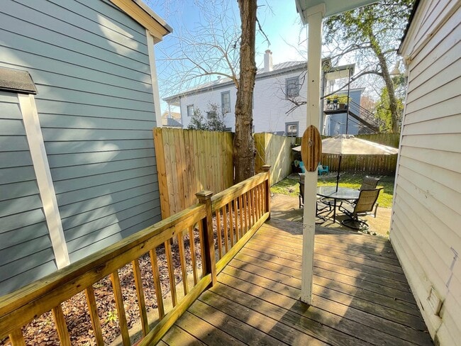 Building Photo - 2 BED | 2.5 BATH | DOWNTOWN LIVING | PRIVATE COURTYARD | WALK TO EVERYTHING