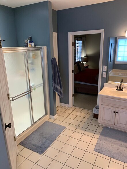 En Suite Master Bathroom - 415 St. Ives Trace