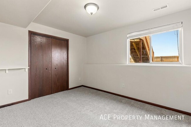 Building Photo - 761 Radial Ln