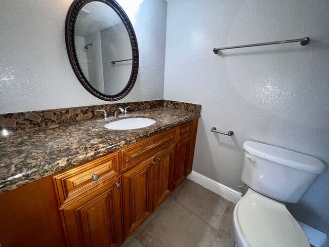 Building Photo - Spacious 3 Bed / 2 Bath Condo in Millenniu...