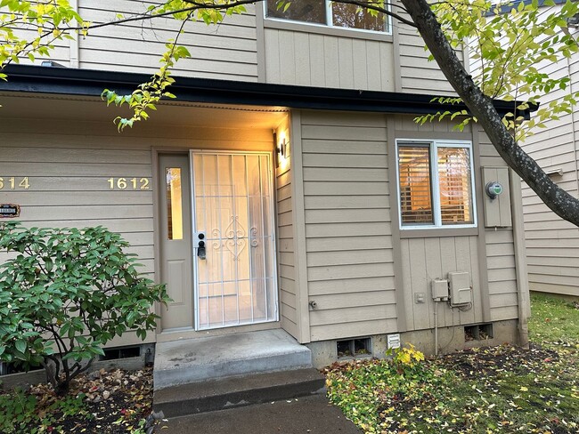 Building Photo - Beautifully updated townhouse in Eugene!