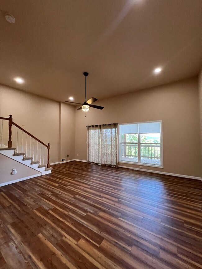 Building Photo - Beautiful Lake House