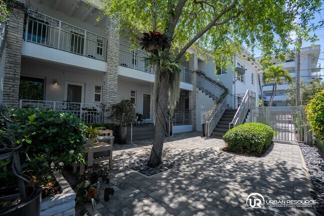 Building Photo - 117 S Shore Dr