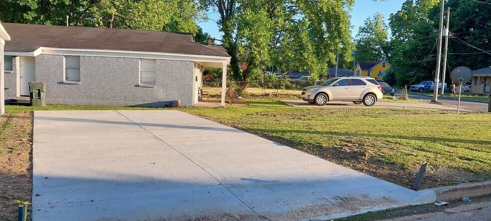 Building Photo - 2565 Peres Ave