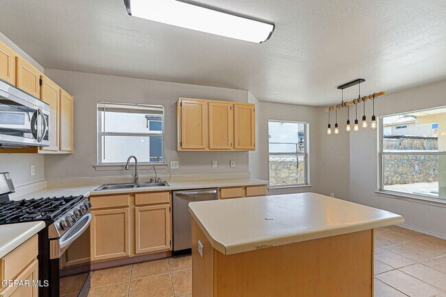 Building Photo - 409 Desert Chicory St