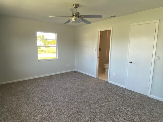 Building Photo - 1010 Alladin Dr