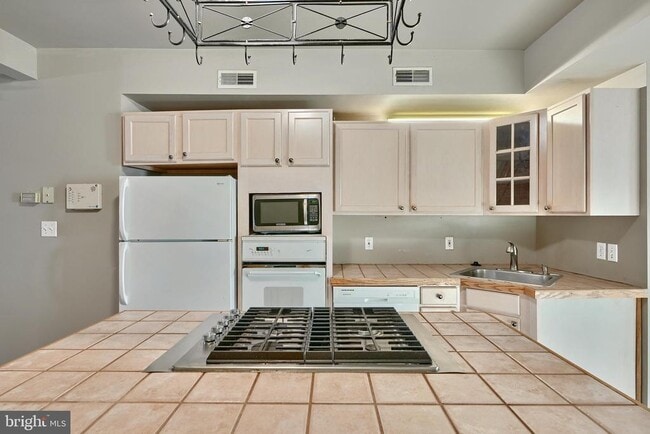 Building Photo - 1108 Baylis St