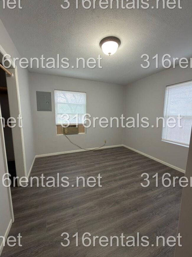 Building Photo - 231 E Larry St