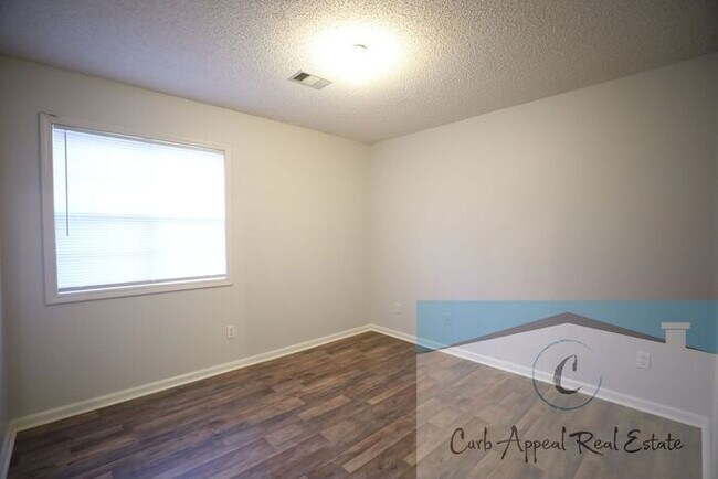 Building Photo - Spacious 3 bed/2 bath home - garage, deck, fenced back yard - includes yard care!!