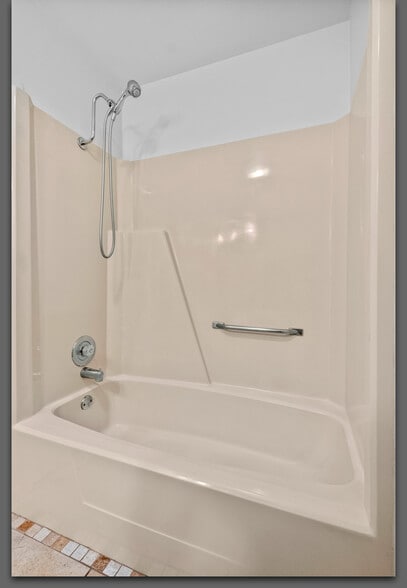 West Bedroom?s Tub-Shower - 1519 N Leverett Ave