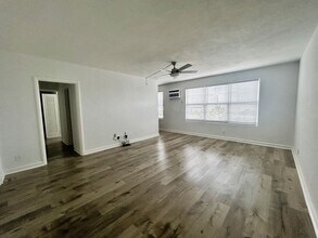 Building Photo - Updated 1 Bedroom 1 Bath Condo - Steps fro...