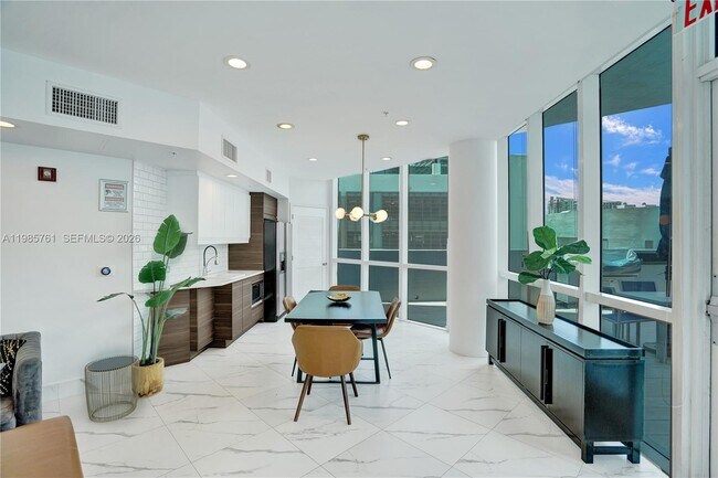 Building Photo - 480 NE 30th St