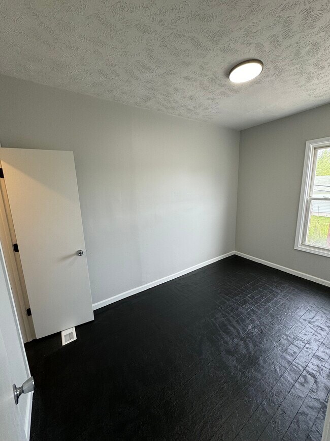 Building Photo - 3860 E 72nd St