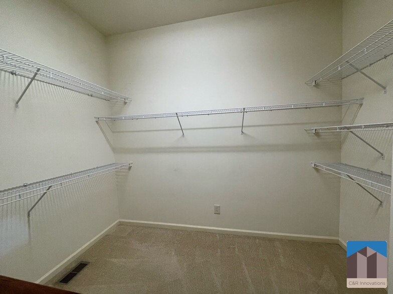Building Photo - 1377 Greencrest Ct