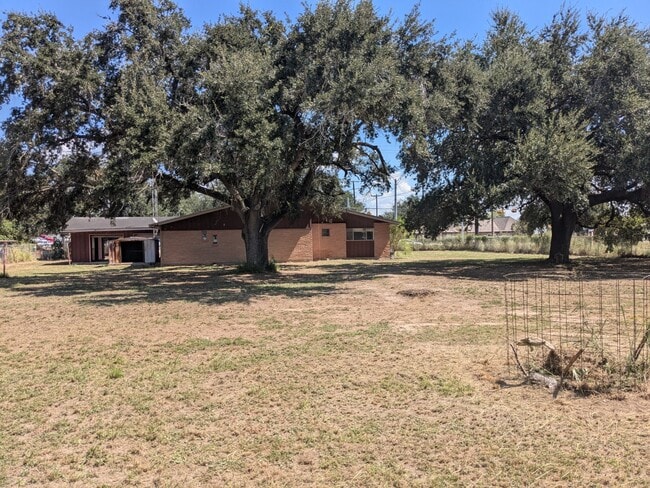 Building Photo - 1439 N Alamo Rd