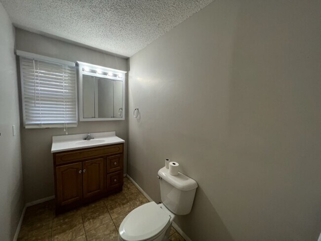 Building Photo - Quiet Living but Only a Mile from downtown...