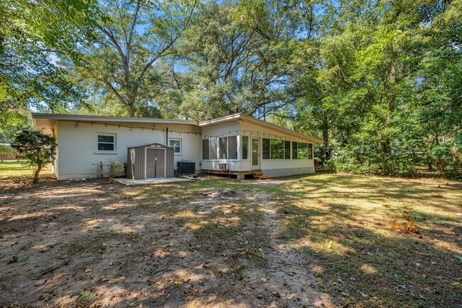 Building Photo - In Town Location on This Mid Century Home