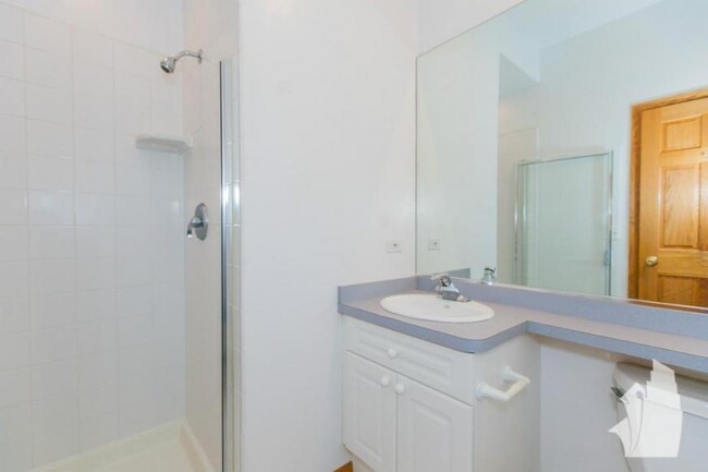 Building Photo - 5 bedroom in Chicago IL 60614