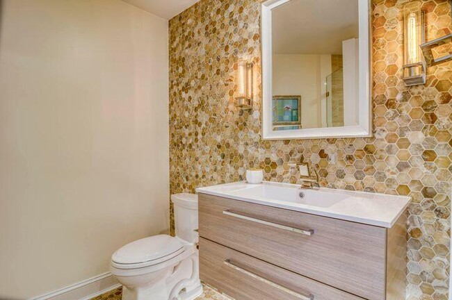 Building Photo - 570 Ocean Dr
