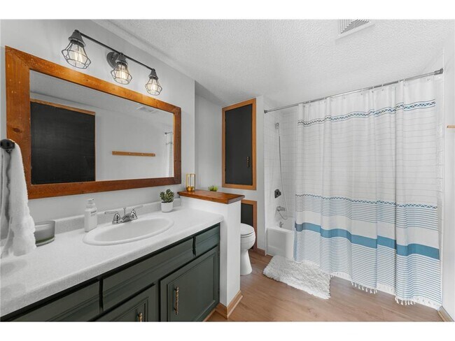 Building Photo - 2180 Island Dr